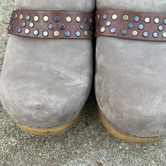 Dansko Pavan Taupe Milled Nubuck
Visit Women's Clogs size 39/ 8.5-9 - Picture 9 of 9